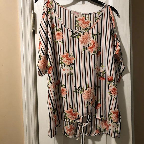 Cold shoulder flowy top! - Picture 1 of 5